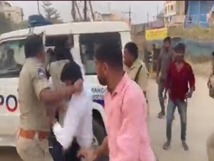 telangana Atheist activist Bairi Naresh accused making derogatory remarks against Hindu deities thrashed presence police video | तेलंगाना: पुलिस के सामने पीसीआर वैन में घुसकर 4-5 लोगों द्वारा शख्स की गई जमकर पिटाई-मारे गए कई पंच, देखें वीडियो