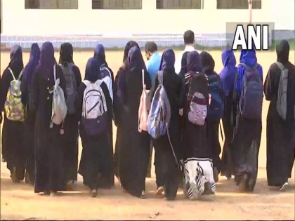 Telangana Claims discrimination against Hindu women during examination mangalsutra removed Muslim girls allowed | तेलंगाना: परीक्षा के दौरान हिन्दू महिलाओं के साथ भेदभाव का दावा, उतरवाए गए 'मंगलसूत्र'-हिजाब व बुर्के में मुस्लिम लड़कियों के जाने पर कोई रोक नहीं