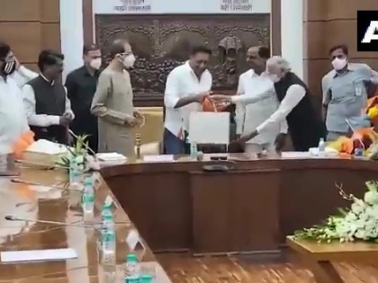 Telangana CM K Chandrashekar Rao meets Maharashtra CM Uddhav Thackeray and his cabinet ministers Actor Prakash Raj present | सीएम उद्धव ठाकरे और कैबिनेट मंत्रियों से मिले तेलंगाना के मुख्यमंत्री चंद्रशेखर राव, एक्टर प्रकाश राज भी रहे मौजूद, जानिए क्या है मामला