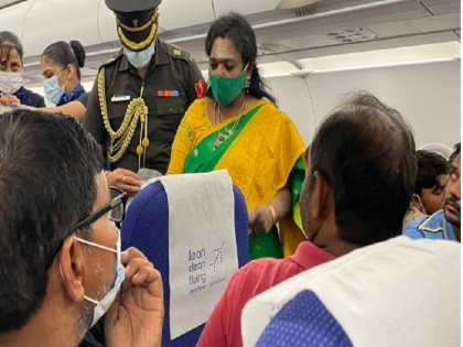 Telangana governor Tamilisai Soundararajan helps to revives ailing AP IPS officer mid air | तेलंगाना की राज्यपाल का दिखा नया अंदाज, बीच आसमान में तबीयत खराब होने पर IPS अफसर की ऐसे बचाई जान