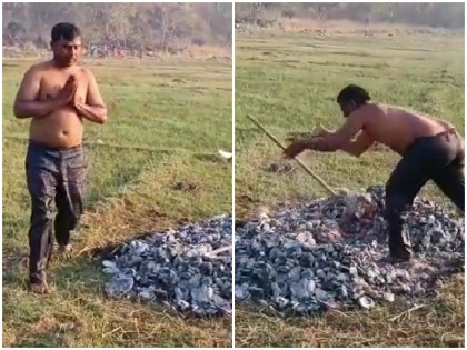 telangana Mulugu man gangadhar forced to pick hot iron rod to prove innocency victim wife file complaint video | वीडियो: कथित अवैध संबंधों के आरोप में शख्स से उठवाया गया गर्म लोहो का छड़, मांगे गए 11 लाख रुपए, पीड़ित के घर वालों ने दर्ज की शिकायत