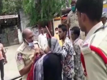 woman broke lockdown attacks on duty policeman in hyderabad | Coronavirus Lockdown: ब्वॉयफ्रेंड के साथ बाइक की सैर करने निकली युवती, पुलिस ने रोका तो पकड़ ली कॉलर, FIR दर्ज