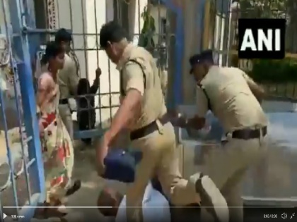 deceased girl s father kicked by cop while protesting near hospital in telangan video goes viral | बेटी के शव के आगे बैठे पिता को 'वर्दी वाले गुंडे' ने मारी लात, सामने आया पुलिस का अमानवीय चेहरा