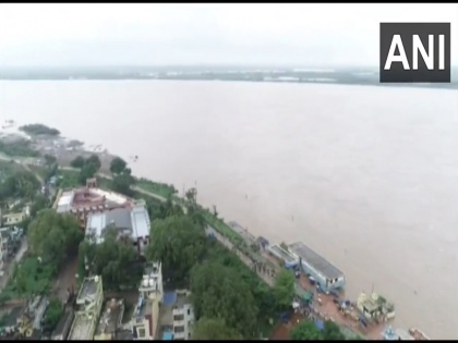 Heavy to very heavy rain warning in western India 32 killed due to rain in Karnataka flood like situation in Telangana | पश्चिमी भारत में भारी से बहुत भारी बारिश की चेतावनी, कर्नाटक में बारिश के कहर से 32 की जान गई, तेलंगाना में बाढ़ जैसे हालात
