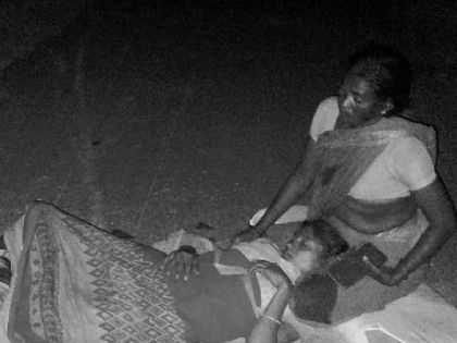 no beds no doctors and childbirth on the street; Adivasi woman delivered on the beach road in Telangana due to non-availability of an ambulance | न बेड, न डॉक्टर और सड़क पर बच्चे का जन्म; तेलंगाना में एम्बुलेंस न मिलने पर आदिवासी महिला की बीच रोड पर हुई डिलीवरी