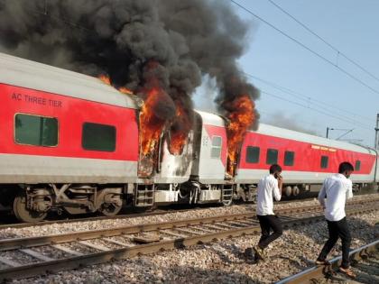 Fire in brake binding of Telangana Express near Asoti-Ballabgarh in Haryana, all passengers safe | तेलंगाना एक्‍सप्रेस में लगी आग: मौके पर कई दमकल गाड़ियां मौजूद, सभी यात्री सुरक्षित