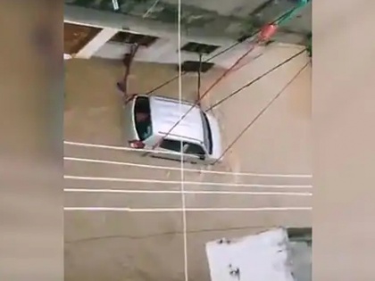 man did amazing jugaad to save car to flood water ties car with ropes like this in teleangana see viral video | बाढ़ में कार बह न जाए इसके लिए शख्स ने लगाया गजब का जुगाड़, रस्सी का झूला बनाकर घर की छत से ऐसी बांधी कार, वीडियो वायरल