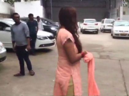 Telugu actress takes off her clothes in public, alleges sexual exploitation | यौन उत्पीड़न से तंग आकर तेलुगु एक्ट्रेस ने सरेआम उतार दिए कपड़े, देखकर दंग रह गए लोग!