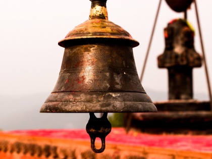 scientific and religious reason behind bells in Hindu temples | मंदिर में प्रवेश करने से पहले  क्यों बजाई जाती है घंटी?