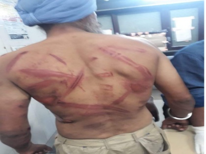 Delhi: Street Fight Between Delhi Cops And Driver Who Pulled Out Sword, three police man suspended | दिल्ली पुलिस ने टेंपो ड्राइवर को बेरहमी से पीटा, 3 पुलिसकर्मी सस्पेंड, सीएम केजरीवाल ने कहा- पूरी घटना की निष्पक्ष हो जांच