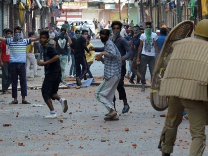 Jammu and Kashmir: Encounter between security forces and terrorists in Katapora area of Kulgam updates | जम्मू-कश्मीर: कुलगाम में सेना और आतंकवादियों के बीच मुठभेड़ जारी, 3 आतंकी फंसने की आशंका
