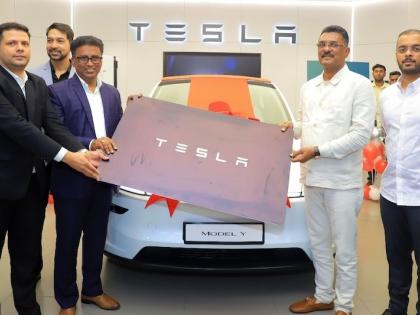 watch First Tesla car delivered in India keys handed over Maharashtra Transport Minister Pratap Sarnaik ₹60 lakh first Model Y delivered | भारत में पहली टेस्ला कार की डिलीवरी, महाराष्ट्र के परिवहन मंत्री प्रताप सरनाईक को चाबी, जानें कीमत, देखिए वीडियो
