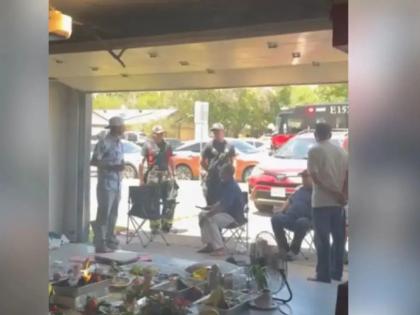 VIDEO: A man was performing 'Grihapravesh Havan' for an Indian family in Texas, neighbors called the fire brigade | VIDEO: टेक्सास में भारतीय परिवार 'गृह प्रवेश' के लिए कर रहा था हवन, धुआं देख आ धमकी फायरब्रिगेड की गाड़ी