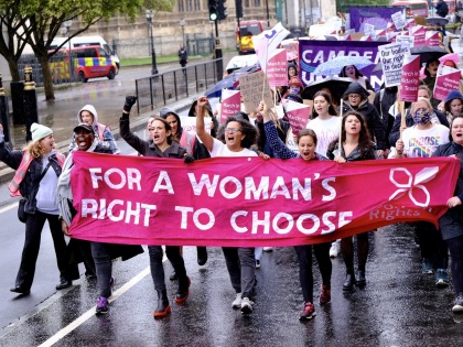 us abortion restrictions protest march-court | अमेरिका: गर्भपात पर प्रतिबंधों के खिलाफ फूटा अमेरिकी महिलाओं का गुस्सा, हजारों की संख्या में सड़कों पर उतरीं
