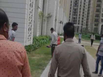 twins fall to death from 25 th floor in uttar pradesh ghaziabad cops | गाजियाबाद : 25 वीं मंजिल से गिरकर दो जुड़वा बच्चों की हुई मौत, आधी रात में हुआ हादसा twins fall to death from 25 th floor in uttar pradesh ghaziabad cops | गाजियाबाद : 25 वीं मंजिल से गिरकर दो जुड़वा बच्चों की हुई मौत, आधी रात में हुआ हादसा