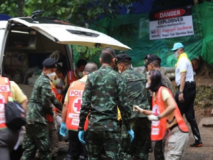 thailand cave rescue operation of football team boys and coach | थाईलैंड: दूसरे दिन का बचावकार्य खत्म, गुफा से दो दिनों में निकाले गए 8 बच्चे