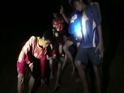 missing thailand football players and coach found alive in a cave | गुफा में जिंदा मिले इस देश के 13 फुटबॉल खिलाड़ी, 9 दिन पहले हुए थे गुम