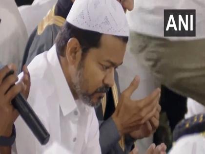 VIDEO: Actor-turned-politician Thalapathy Vijay wears Muslim cap and takes part in namaz while hosting Iftar party in Chennai | VIDEO: अभिनेता से नेता बने थलपति विजय ने चेन्नई में इफ्तार पार्टी का आयोजन करते हुए मुस्लिम टोपी पहनी और नमाज में भाग हिस्सा VIDEO: Actor-turned-politician Thalapathy Vijay wears Muslim cap and takes part in namaz while hosting Iftar party in Chennai | VIDEO: अभिनेता से नेता बने थलपति विजय ने चेन्नई में इफ्तार पार्टी का आयोजन करते हुए मुस्लिम टोपी पहनी और नमाज में भाग हिस्सा