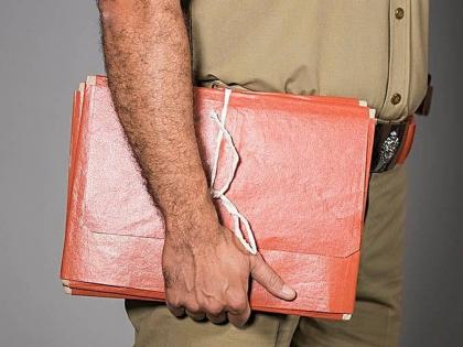 Thane send obscene messages dirty photos mobile 22 year old woman beats 55 year old shopkeeper slippers know incident Assaults Employer Harassment | मोबाइल पर अश्लील मैसेज और गंदा फोटो भेजते हो?, 22 वर्षीय महिला ने 55 वर्षीय दुकानदार की चप्पल से की पिटायी, जानें वाक्या