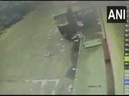 Thane auto rickshaw driver molested girl holding her hand dragging 500 meters watch video | WATCH: ठाणे में ऑटो रिक्शा चालक ने लड़की से की छेड़खानी, हाथ पकड़कर 500 मीटर तक घसीटता रहा युवती को, देखें वीडियो