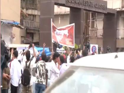 Maharashtra: Political uproar in Thane over language dispute, Raj Thackeray's party workers detained | महाराष्ट्र: भाषा विवाद को लेकर ठाणे में सियासी उबाल, राज ठाकरे की पार्टी के कार्यकर्ता हिरासत में Maharashtra: Political uproar in Thane over language dispute, Raj Thackeray's party workers detained | महाराष्ट्र: भाषा विवाद को लेकर ठाणे में सियासी उबाल, राज ठाकरे की पार्टी के कार्यकर्ता हिरासत में