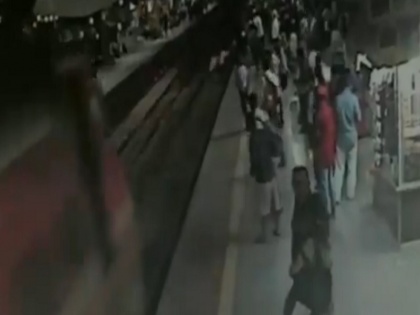 RPF Constable Anil Kr, deployed at Thane Railway Station, risked life to save man who was crossing railway track | जाबांज RPF अधिकारी ने शख्स की जान बचाने के लिए खुद को डाला खतरे में, वीडियो देख लोग कर रहे हैं तारीफ