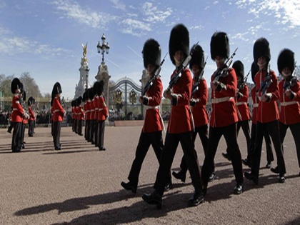 Three soldiers faint while preparing for King Charles birthday parade in London | Video: लंदन में किंग चार्ल्स की बर्थडे परेड की तैयारी करते समय 3 सैनिक हुए बेहोश, साउथ इंग्लैंड में हीटवेव का अलर्ट जारी