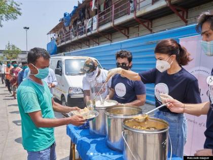 जैकलीन फर्नाडीज का दिखा अलग अंदाज, कोरोना संकट में जरूरतमंदों को खिलाया खाना, देखें तस्वीरें