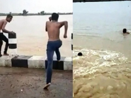 Bihar 3 boy shoots TikTok video in flood one die, video came out | Tik Tok वीडियो बनाने के लिए बाढ़ के पानी में कर रहे थे स्टंट, डूब कर हुई मौत, वायरल हुआ वीडियो