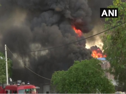 Delhi: Fire breaks out at a godown in Tikri border area, 30 fire tenders are present at the spot | दिल्ली: टिकरी बॉर्डर इलाके के एक गोदाम में लगी भीषण आग, दमकल की 30 गाड़ियां काबू पाने में जुटीं