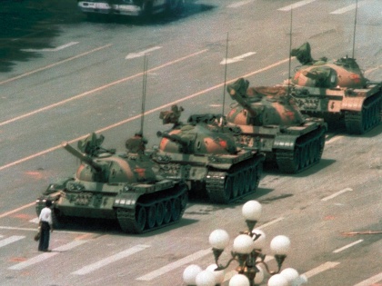 Photographer Who Shot Iconic Tiananmen Square 'Tank Man' Dies At 64 | चीन के थियानमेन चौक, टैंकों का रास्ता रोककर खड़े होने वाले व्यक्ति की तस्वीर लेकर ‘टैंक मैन’ के नाम से मशहूर फोटोग्राफर का निधन