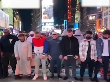 Ramadan 2022 Muslims offer taraweeh namaz for first time at New York Times Square | न्यूयॉर्क के टाइम्स स्क्वायर में पहली बार सड़क पर पढ़ी गई नमाज, सोशल मीडिया पर वायरल हुए कई वीडियो