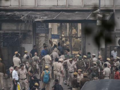 Tihar sent to undertrials after police-lawyer confrontation in Tis Hazari Court, Bar Council condemns | तीस हजारी कोर्ट में पुलिस-वकील टकराव के बाद विचाराधीन कैदियों को भेजा गया तिहाड़, बार काउंसिल ने की निंदा