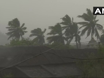 Titli Cyclone Live news update titli storm reached Odisha | 150 किमी/घंटे की रफ्तार से बढ़ रहा है तितली तूफान, आधा दर्जन लोगों की मौत