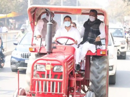 RJD Leader Tejashwi Yadav Drives Tractor To Bihar Assembly As Mark Of Protest | ट्रैक्टर चलाकर विधानसभा पहुंचे तेजस्वी यादव, सीएम नीतीश कुमार पर साधा निशाना