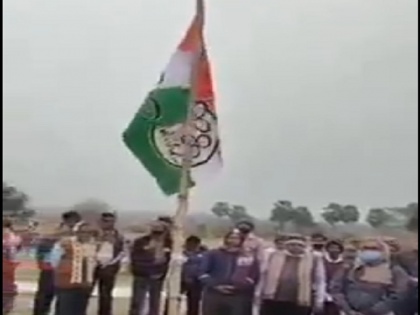 Republic Day: TMC members accussed of singing National Anthem by hoisting TMC flag | गणतंत्र दिवस पर TMC का झंडा फहराकर गाया राष्ट्रगान! वीडियो शेयर कर शुभेंदु अधिकारी बोले- ये शर्मनाक है