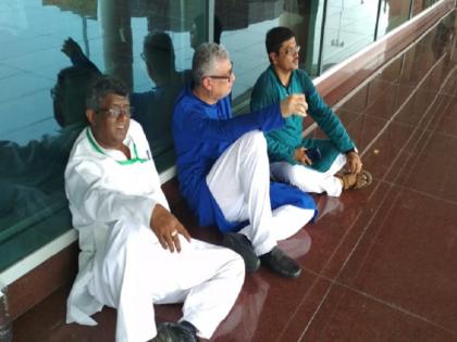 Sonbhadra killing TMC Four member Parliamentary delegation of stopped at Varanasi Airport | सोनभद्र गोलीकांड पीड़ितों से मिलने जा रहे टीएमसी सांसदों को वाराणसी एयरपोर्ट पर पुलिस ने रोका Sonbhadra killing TMC Four member Parliamentary delegation of stopped at Varanasi Airport | सोनभद्र गोलीकांड पीड़ितों से मिलने जा रहे टीएमसी सांसदों को वाराणसी एयरपोर्ट पर पुलिस ने रोका