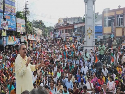 TMC workers can cut off BJP workers if threatened MP Kalyan Banerjee controversial statement CM Mamata | 'धमकी मिली तो TMC कार्यकर्ता BJP वालों का हाथ काट सकते है', सीएम ममता के सामने सांसद कल्याण बनर्जी ने दिया विवादित बयान