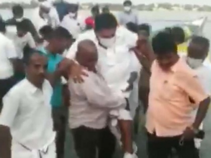 Tamil Nadu Minister Anitha Radhakrishnan did not want to wet his shoes Fishermen carry see video | पानी में जूते गीला नहीं करना चाहते थे, मंत्री अनीता राधाकृष्णन को मछुआरों ने कंधों पर उठाया, देखें वीडियो