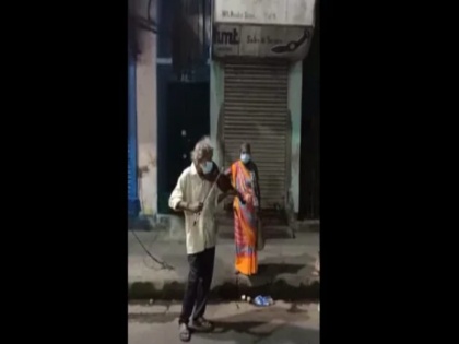 elderly man fills empty kolkata streets with his melodious violin performance | बुजुर्ग व्यक्ति ने सड़कों पर बजाया ऐसा वायलिन, संगीत सुन मुग्ध हो गए लोग, वीडियो वायरल