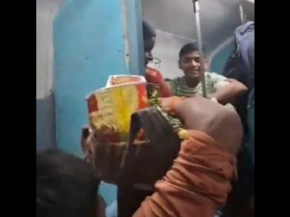Viral Video Vendor Harassed On Crowded Train going to Maha Kumbh passengers created ruckus | महाकुंभ जाने वाली ट्रेन में चना बेचने पहुंचा विक्रेता, यात्रियों ने मचा दी लूट; वीडियो देख भड़के यूजर्स