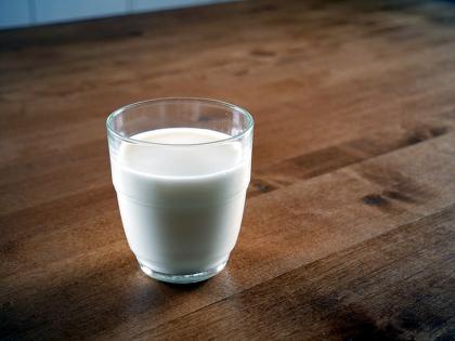 To reduce aging drink milk an empty stomach in the morning body will get many benefits know important tips | बढ़ती उम्र को कम करने के लिए सुबह खाली पेट पिया कीजिए दूध! शरीर को मिलेंगे कई फायदे, जानें मिल्क सेवन के जरूरी टिप्स