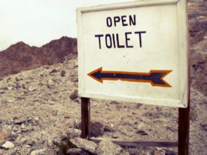 hindus in india are more likely to defecate in open in than muslims suggets a report | 60 करोड़ भारतीय आज भी करते हैं खुले में शौच, टॉयलेट होने पर भी बाहर जाने वालों में हिन्दू ज्यादा