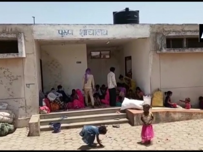 Migrant labourers are staying in toilet complex in Shivpuri Madhya Pradesh | Madhya Pradesh: अपने प्रदेश लौटे मज़दूरों की दोहरी दुर्गती, पुरुष शौचालय में ठहरने को मजबूर महिलाएं