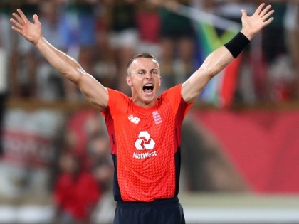SA vs Eng: England beat South Africa by 2 runs in 2nd T20 | टॉम कर्रन ने इंग्लैंड को दिलाई 2 रन से जीत, साउथ अफ्रीका के खिलाफ 3 मैचों की सीरीज में की 1-1 से बराबरी