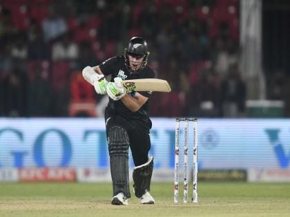 PAK vs NZ Pakistan did not take DRS against Tom Latham, then dropped his catch in the next over, this is how they lost the final | VIDEO: पाकिस्तान ने टॉम लैथम के खिलाफ नहीं लिया DRS, फिर अगले ओवर में उनका कैच भी छोड़ा, ऐसे गंवाया फाइनल