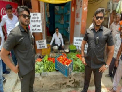 Tomato guarding in Varanasi: Two persons arrested, search for SP worker who deployed bouncer | टमाटर की पहरेदारी के लिए बाउंसर रखना पड़ा भारी, सब्जी विक्रेता और उसका बेटा गिरफ्तार, सपा नेता फरार Tomato guarding in Varanasi: Two persons arrested, search for SP worker who deployed bouncer | टमाटर की पहरेदारी के लिए बाउंसर रखना पड़ा भारी, सब्जी विक्रेता और उसका बेटा गिरफ्तार, सपा नेता फरार