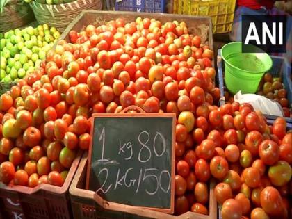 Tomato prices high rate sold 80 to 120 per kg retail market if rains rate may increase even more | टमाटर हुआ लाल, कीमतों ने लगाई आग! 80 से 120 प्रति किलो, बारिश हुई तो बढ़ सकता है और रेट