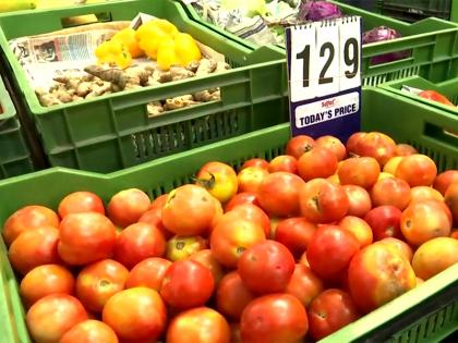Tomato Price High Price of Vegetarian Thali has increased by 10 percent | टमाटर की कीमत सुन ग्राहकों का चेहरा हुआ लाल, शाकाहारी थाली की कीमत 10 प्रतिशत बढ़ी