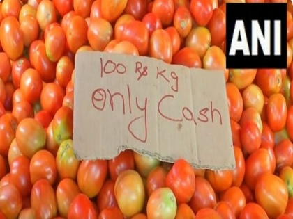 tomato prices will go up in august also onion rate will also increase | अगस्त में भी टमाटर की कीमतों में कमी नहीं- बिक सकता है 300 रुपए प्रति किलो, प्याज के रेट में भी होने वाली है बढ़ोतरी-रिपोर्ट